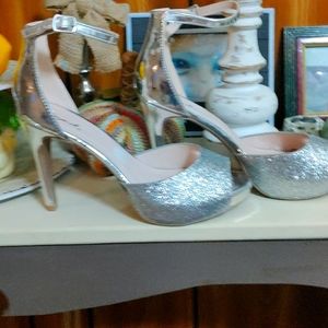 Women silver BRAND NEW STILLLETOS 8'S